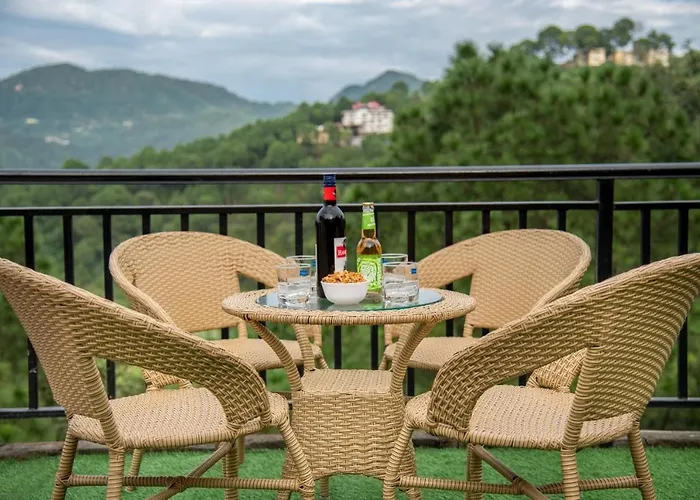 The Mystic Mountains Kasauli I Serviced Villa I Open Air Lawn & Roof Top I Bonfire I Nature Walk I Memorable I By Exotic Stays